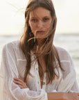 Woman Wearing Estilo Emporio Oboe Linen Shirt - Rete Nero - Top LUXAMORE