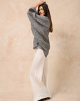 Woman Wearing Estilo Emporio Oboe Linen Shirt - Rete Nero - Top LUXAMORE
