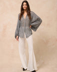 Woman Wearing Estilo Emporio Oboe Linen Shirt - Rete Nero - Top LUXAMORE