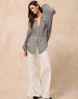 Woman Wearing Estilo Emporio Oboe Linen Shirt - Rete Nero - Top LUXAMORE
