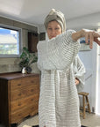 Woman Wearing Estilo Emporio Stella Linen Dress - Binario - Dress LUXAMORE