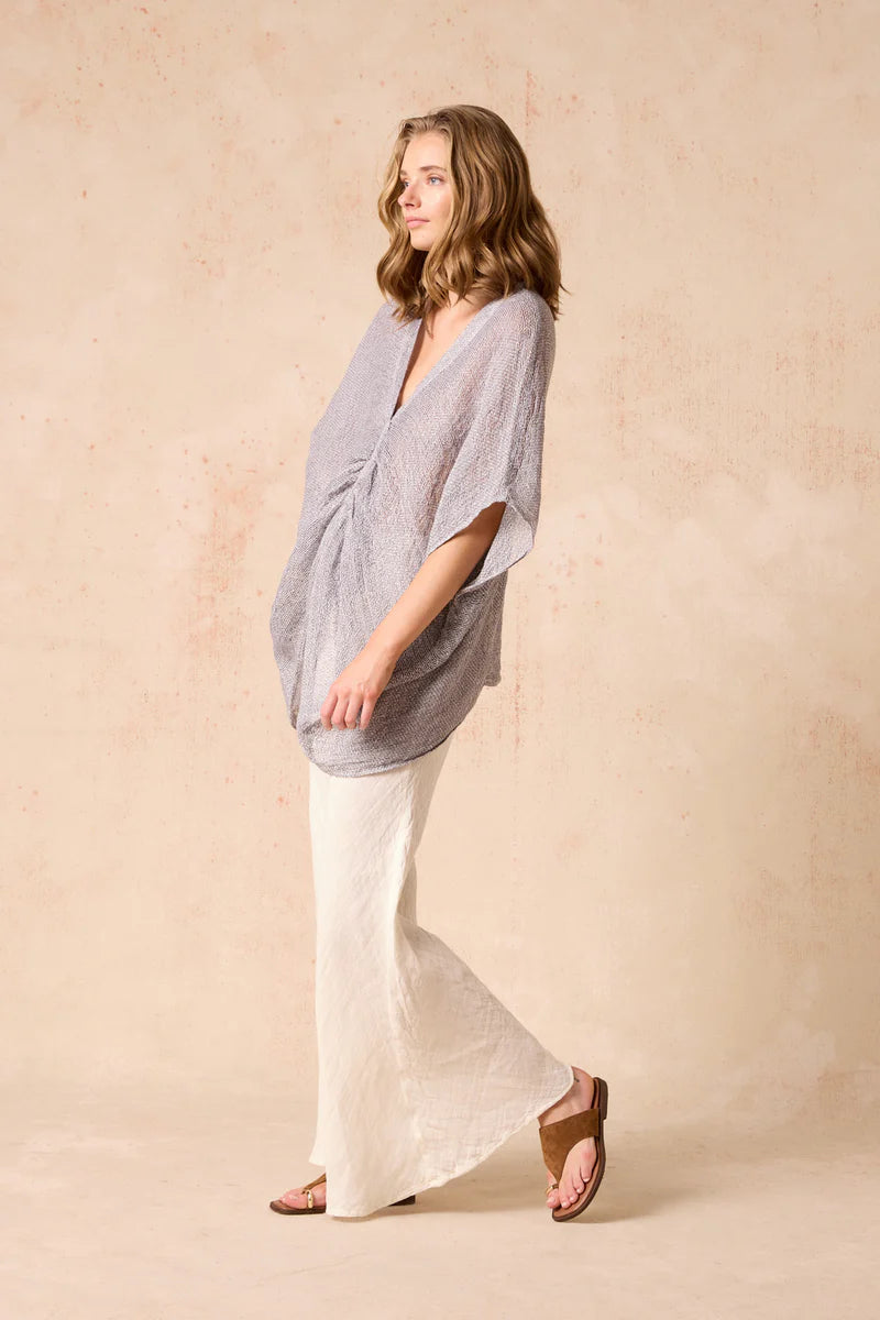 Woman Wearing Estilo Emporio Falla Top - Rete Anthracite - Top LUXAMORE