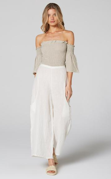 Woman Wearing Estilo Emporio Fiorella Top - Grey - Tops LUXAMORE