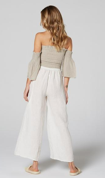 Woman Wearing Estilo Emporio Fiorella Top - Grey - Tops LUXAMORE