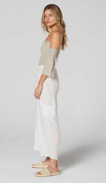 Woman Wearing Estilo Emporio Fiorella Top - Grey - Tops LUXAMORE