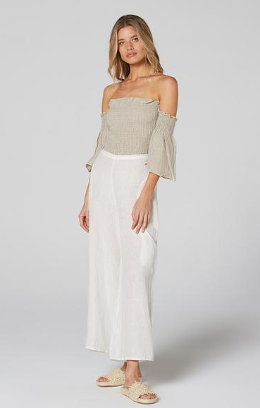 Woman Wearing Estilo Emporio Fiorella Top - Grey - Tops LUXAMORE