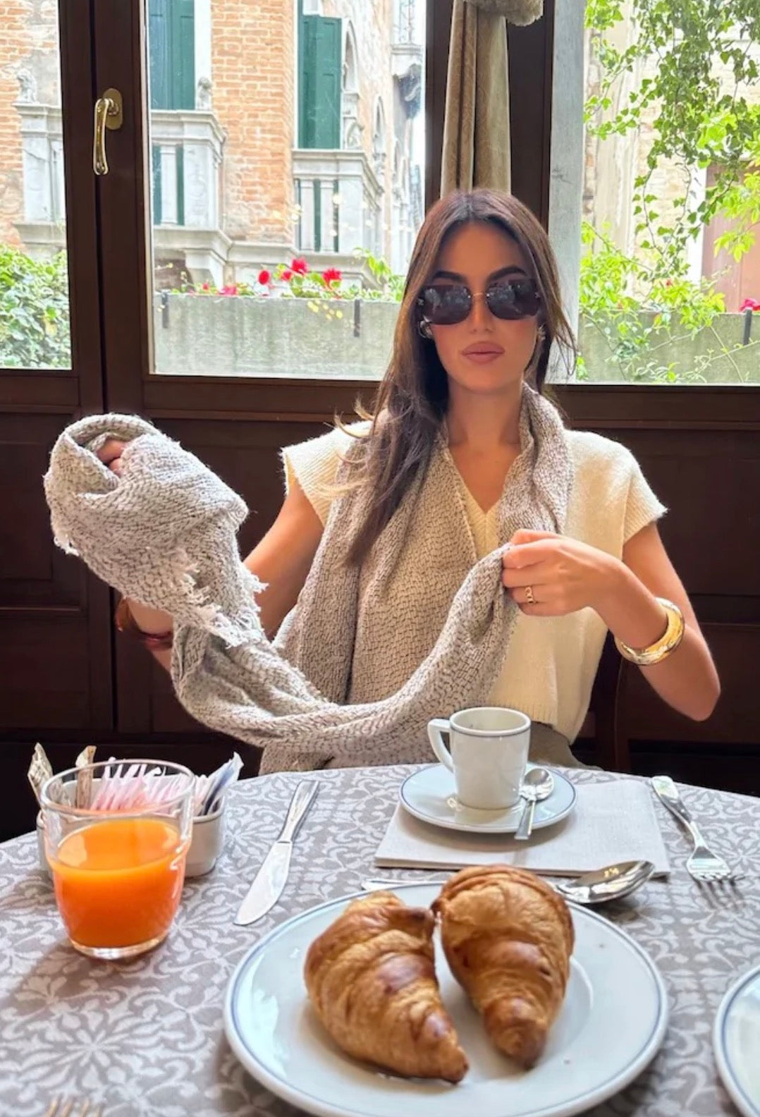 Woman Wearing Estilo Emporio Grand Scarf - Pescatore Natural Chocolate - Scarf LUXAMORE