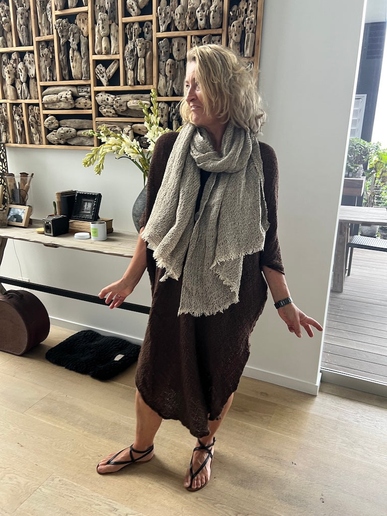 Woman Wearing Estilo Emporio Grand Scarf - Pescatore Natural Chocolate - Scarf LUXAMORE