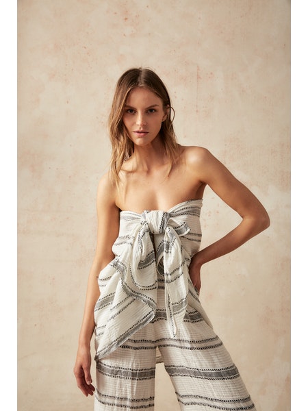 Woman Wearing Estilo Emporio Indies Mini Pareo - Monochroma - Scarf LUXAMORE