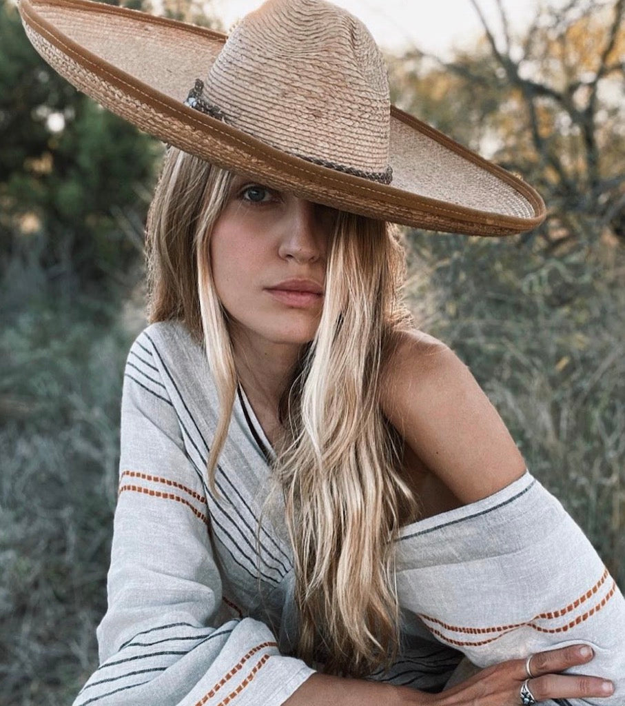 Woman Wearing Estilo Emporio Le Robe Linen Dress - Vergine - Dress LUXAMORE