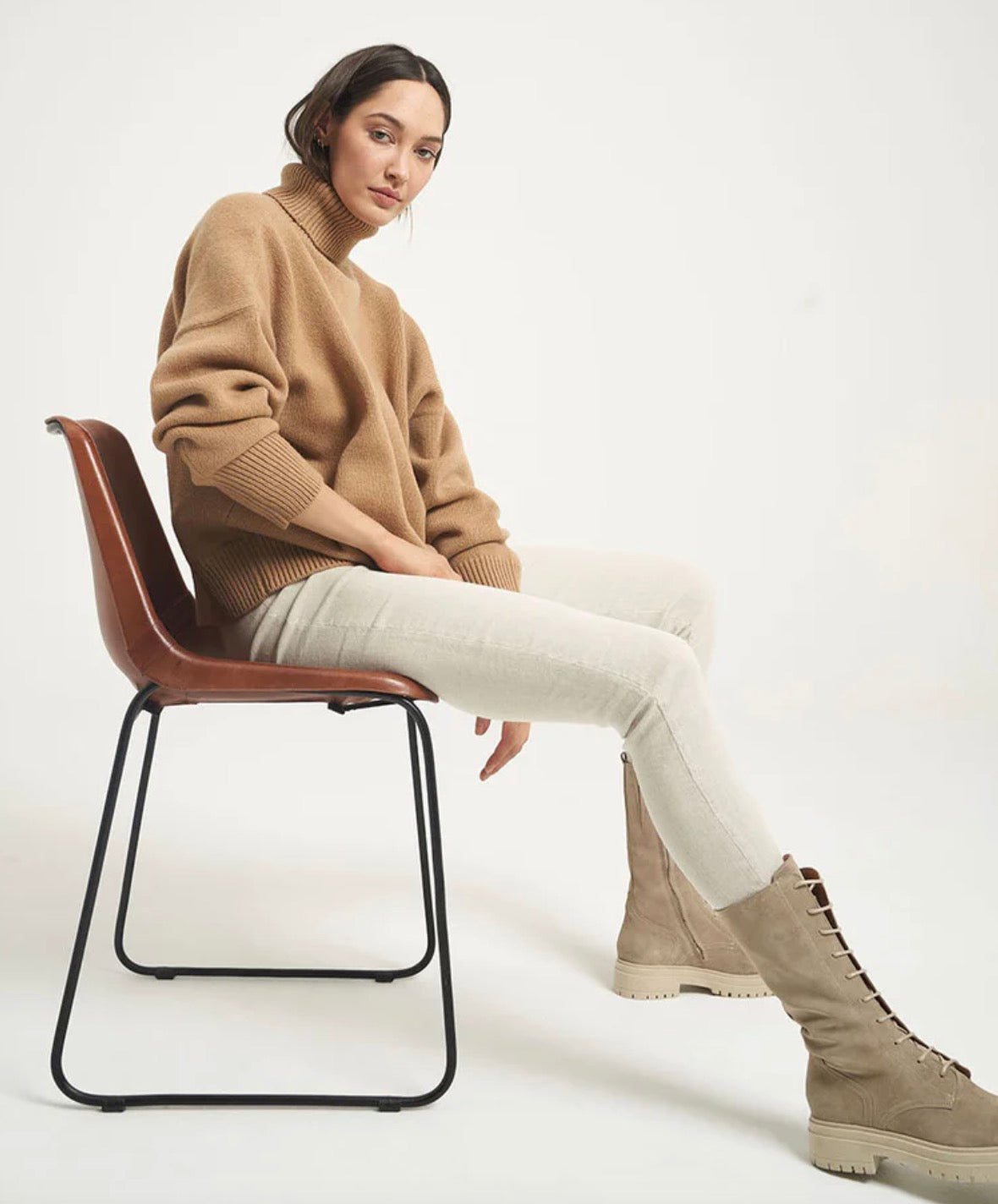 Woman Wearing Estilo Emporio Linen Stretch Pant - Natural - Pants LUXAMORE