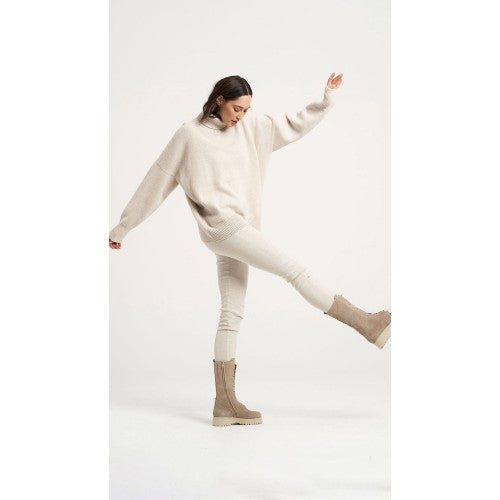 Woman Wearing Estilo Emporio Linen Stretch Pant - Natural - Pants LUXAMORE