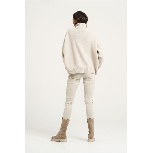 Woman Wearing Estilo Emporio Linen Stretch Pant - Natural - Pants LUXAMORE