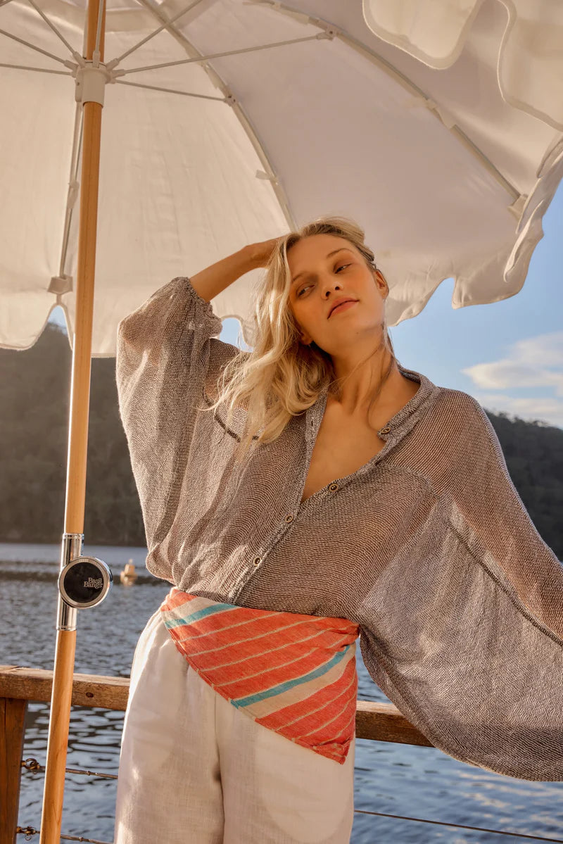 Woman Wearing Estilo Emporio Oboe Linen Shirt - Rete Anthracite - Top LUXAMORE