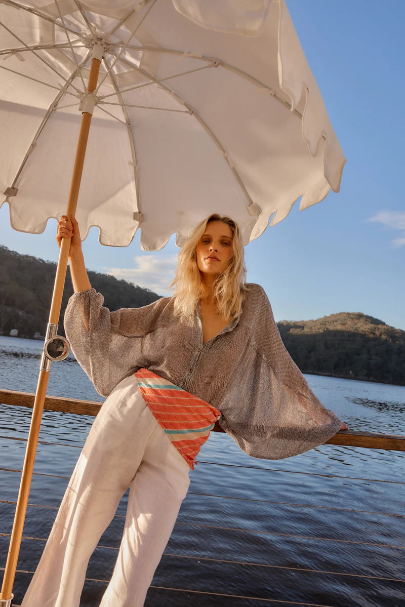 Woman Wearing Estilo Emporio Oboe Linen Shirt - Rete Anthracite - Top LUXAMORE