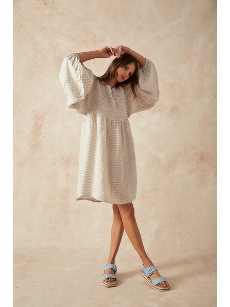 Woman Wearing Estilo Emporio Stella Linen Dress - Lyla - Dress LUXAMORE