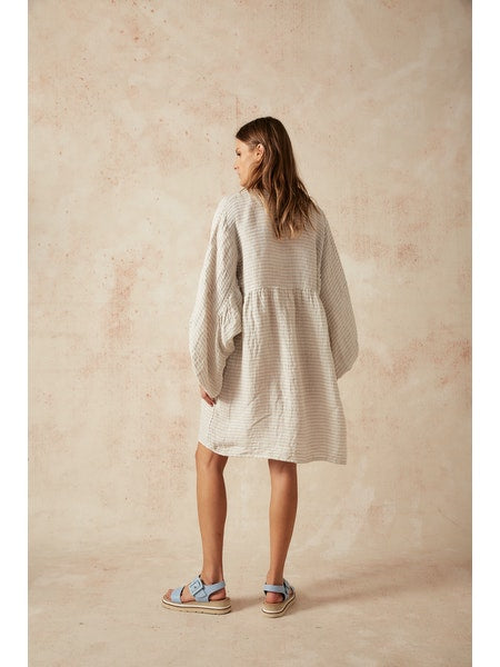 Woman Wearing Estilo Emporio Stella Linen Dress - Lyla - Dress LUXAMORE