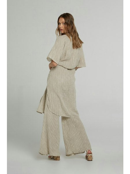 Woman Wearing Estilo Emporio Tie Kimono - Scorpione Natural - JACKET LUXAMORE