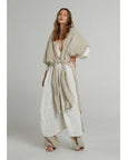 Woman Wearing Estilo Emporio Tie Kimono - Scorpione Natural - JACKET LUXAMORE