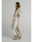 Woman Wearing Estilo Emporio Tie Kimono - Scorpione Natural - JACKET LUXAMORE
