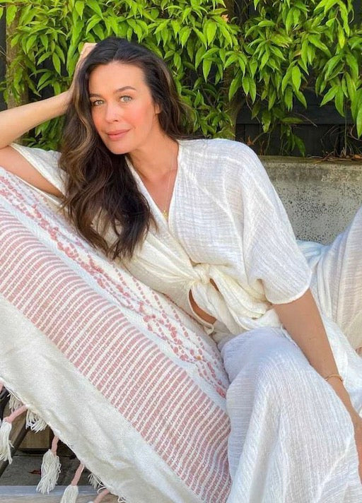 Woman Wearing Estilo Emporio Tie Kimono - Scorpione Natural - JACKET LUXAMORE