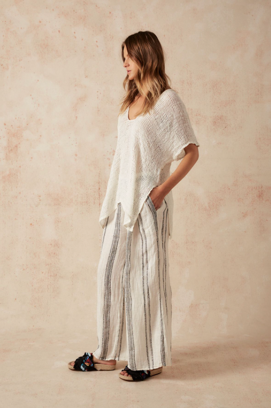 Woman Wearing Estilo Emporio Zaza Top Giorno Panna - Tops LUXAMORE