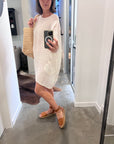 Woman Wearing Estilo Emporio Shore Linen Dress - Rete Panna - Dress LUXAMORE