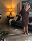Woman Wearing La Bottega di Brunella Linen Dress Vestito Fausta Campagna - Chocolate - Dress LUXAMORE