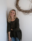 Woman Wearing La Bottega di Brunella Top Maglia Bonta - Campagna Nero - Tops LUXAMORE