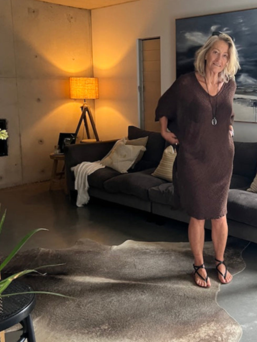 Woman Wearing La Bottega di Brunella Linen Dress Vestito Fausta Campagna - Chocolate - Dress LUXAMORE