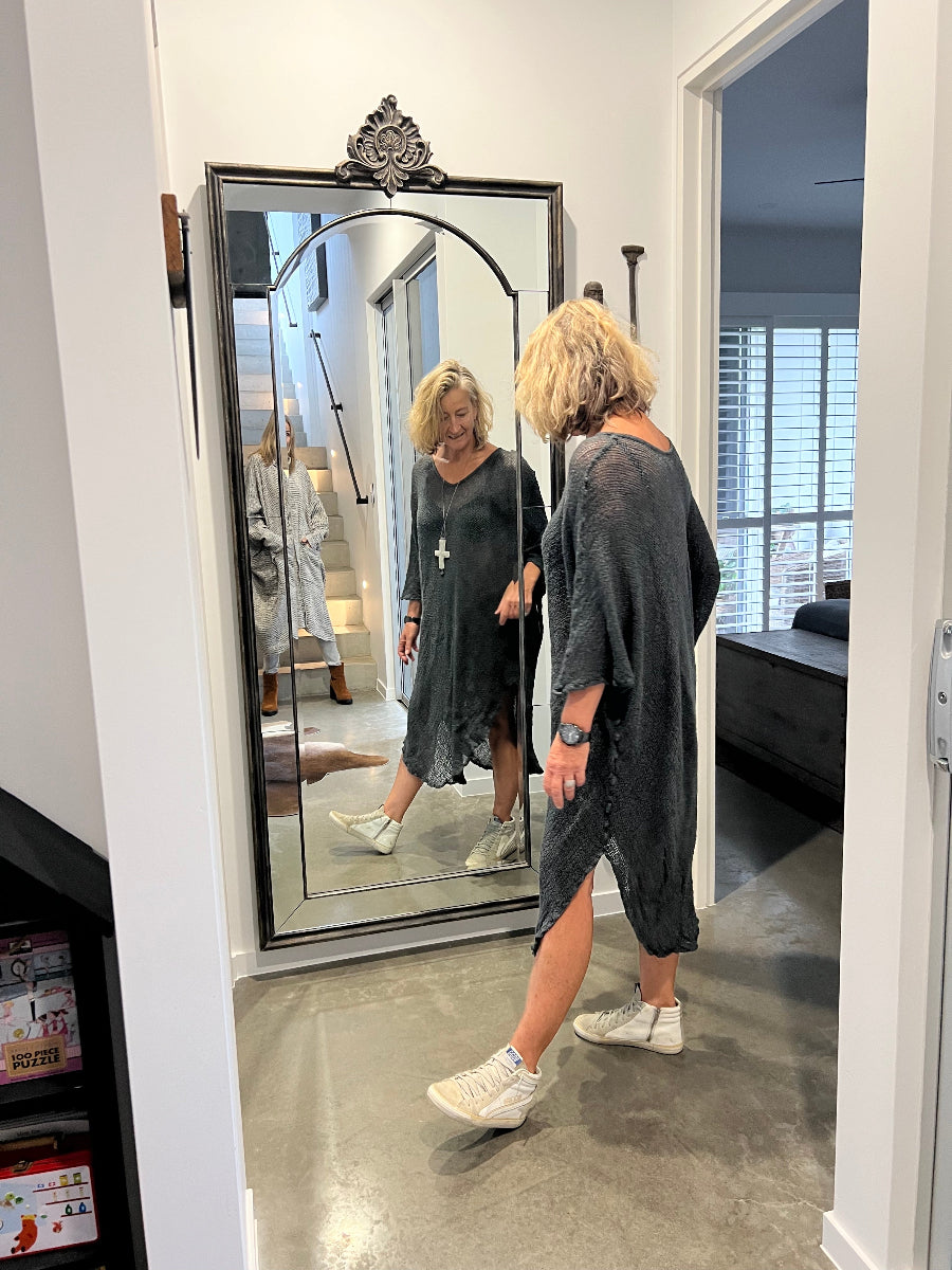 Woman Wearing La Bottega di Brunella Linen Dress Vestito Fausta Campagna - Lava - Dress LUXAMORE