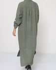 Woman Wearing Linen Shirtdress, Button-Up, Maxi Made in Italy Khaki - LUXAMORE