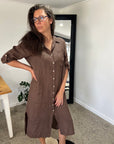 Woman Wearing Linen Shirtdress, Button-Up, Maxi Made in Italy Chocolate - Dress LUXAMORE