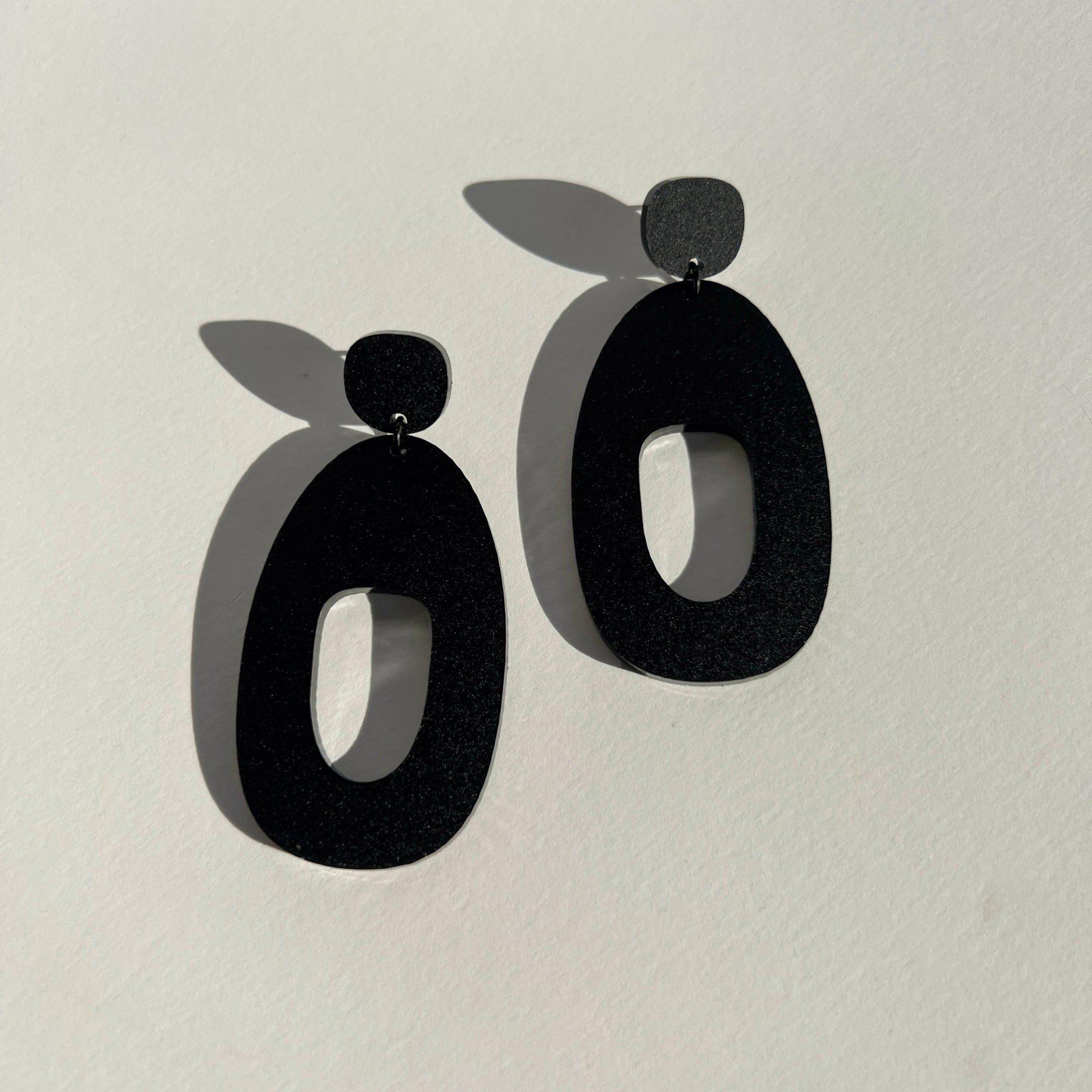 Woman Wearing Mingled Soko Large Matte Black Statement Earrings - Earings LUXAMORE