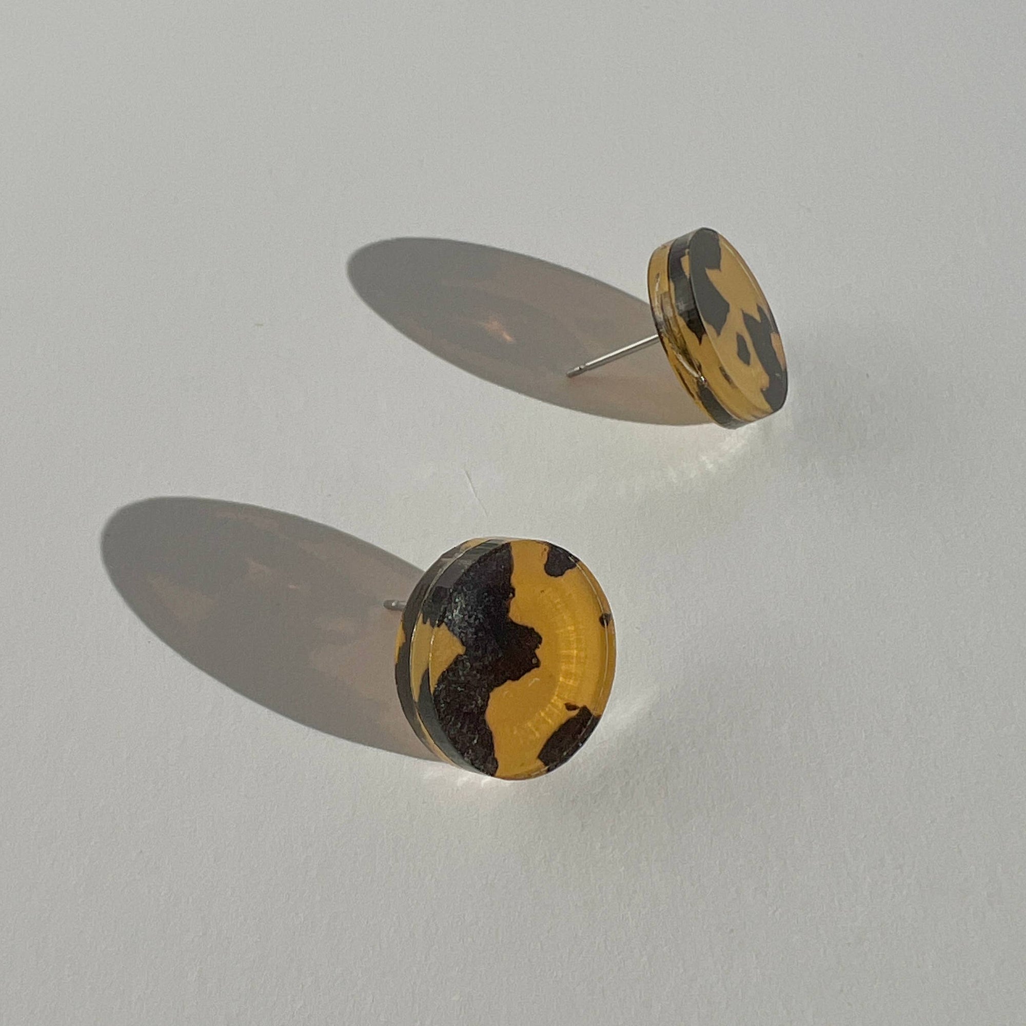 Woman Wearing Mingled Tortoise Shell Round Stud Earrings - 15mm - Earings LUXAMORE
