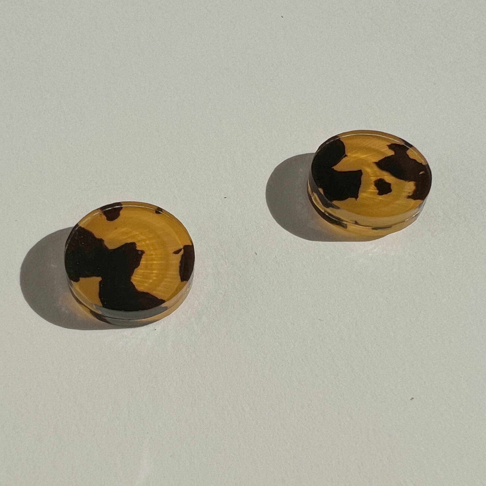 Woman Wearing Mingled Tortoise Shell Round Stud Earrings - 15mm - Earings LUXAMORE