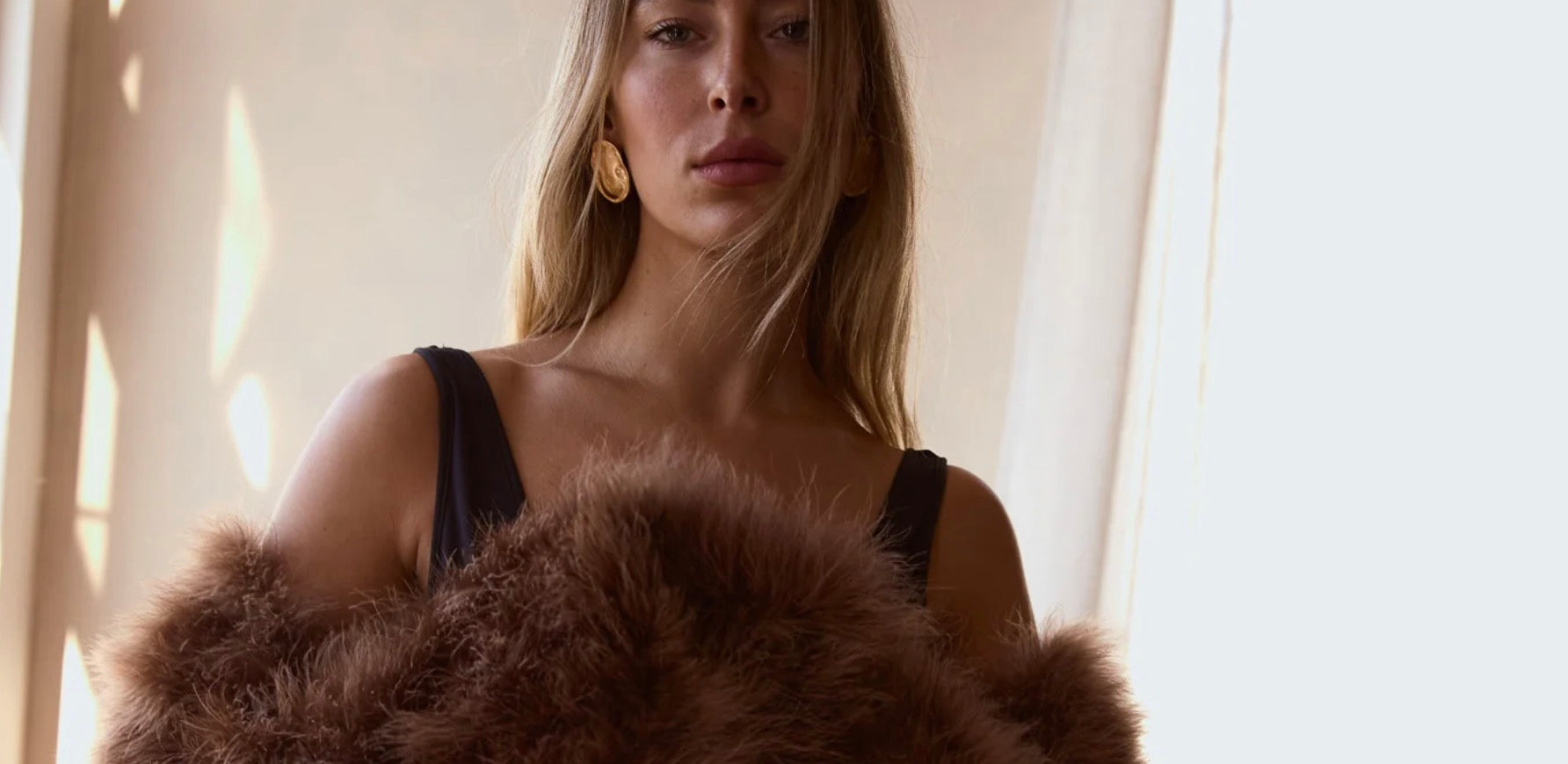  Mode & Affaire luxurious fur coat made with natural fibres, styled with Estilo Emporio linen dress