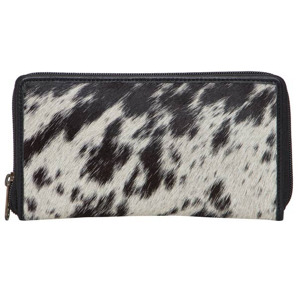 woman holding cowhide wallet
