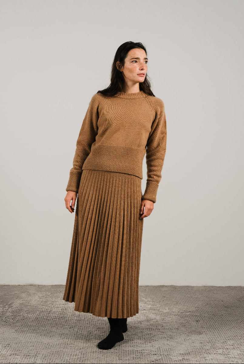 Lemme Cashmere blend pleated skirt: Caramello women modelling in studio