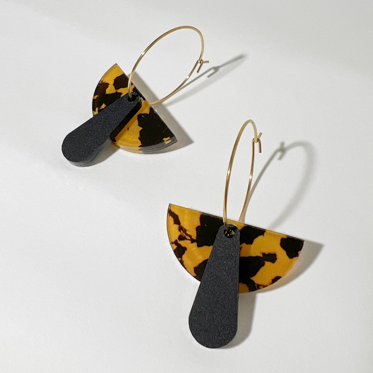 Mingled Deco Hoop - Honey Tortoise Shell and Matte Black