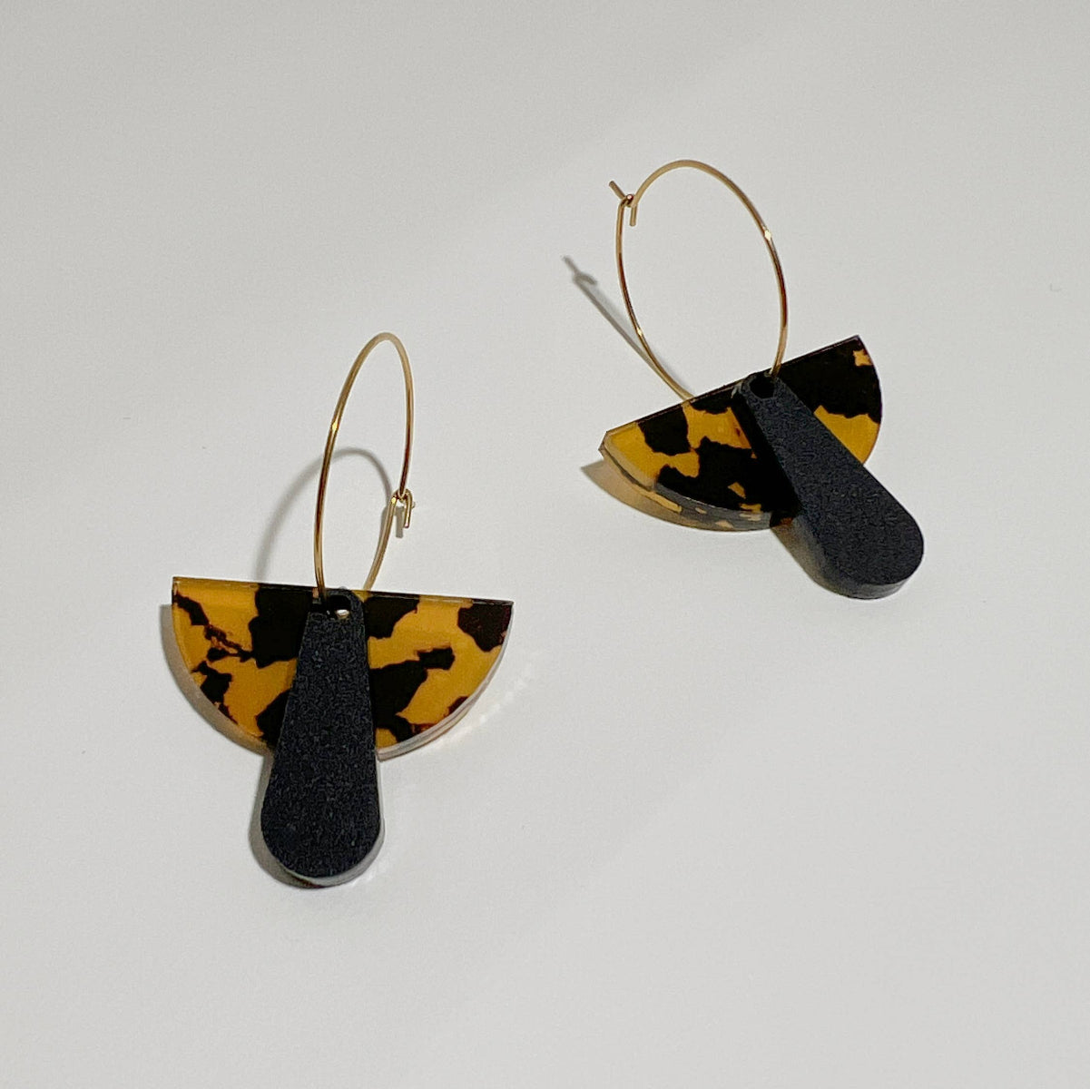 Mingled Deco Hoop - Honey Tortoise Shell and Matte Black