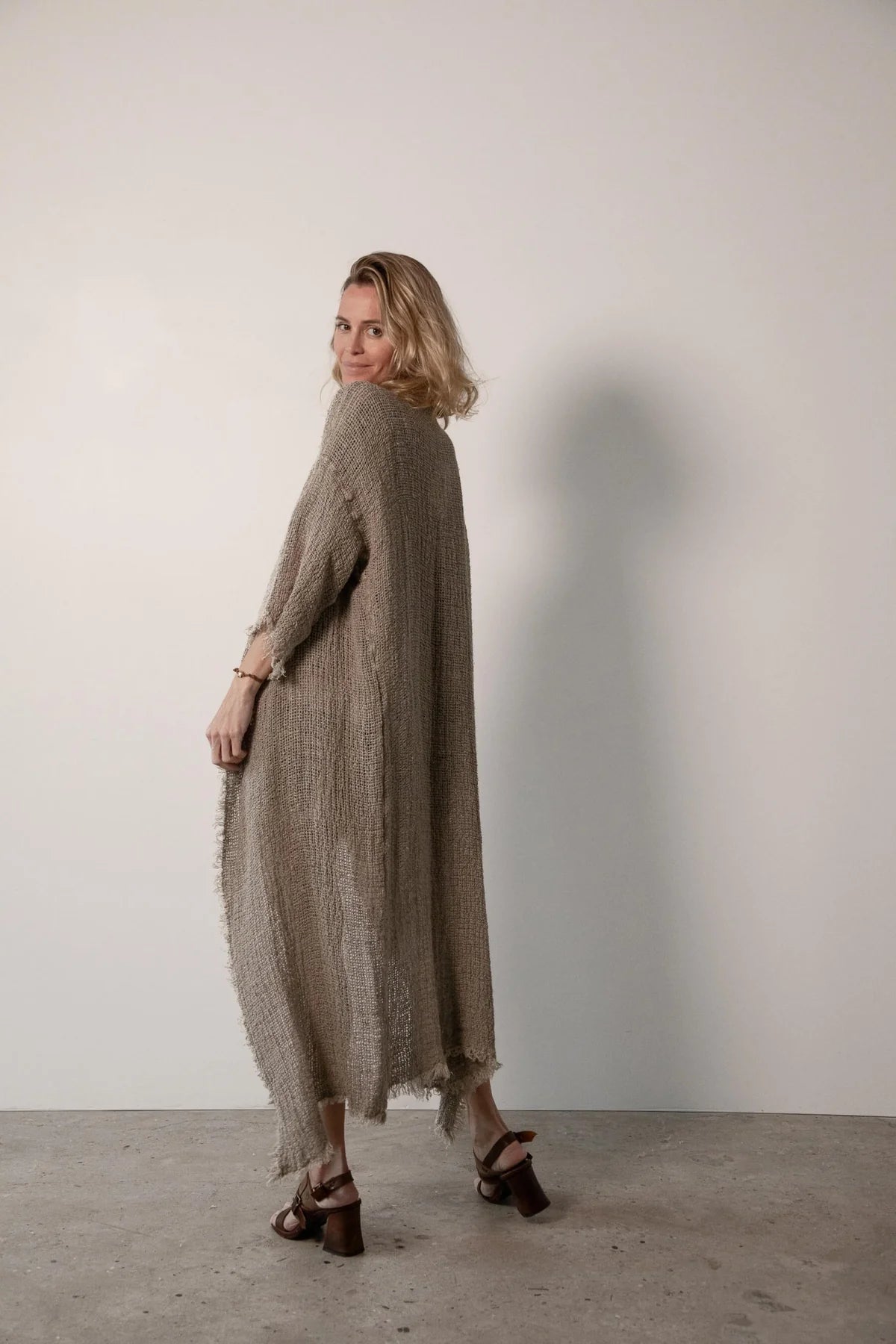 La Bottega di Brunella Spolverino Spice Linen coat - Campagna - Natural worn by model sustainably made in italy AW26 LUXAMORE  
