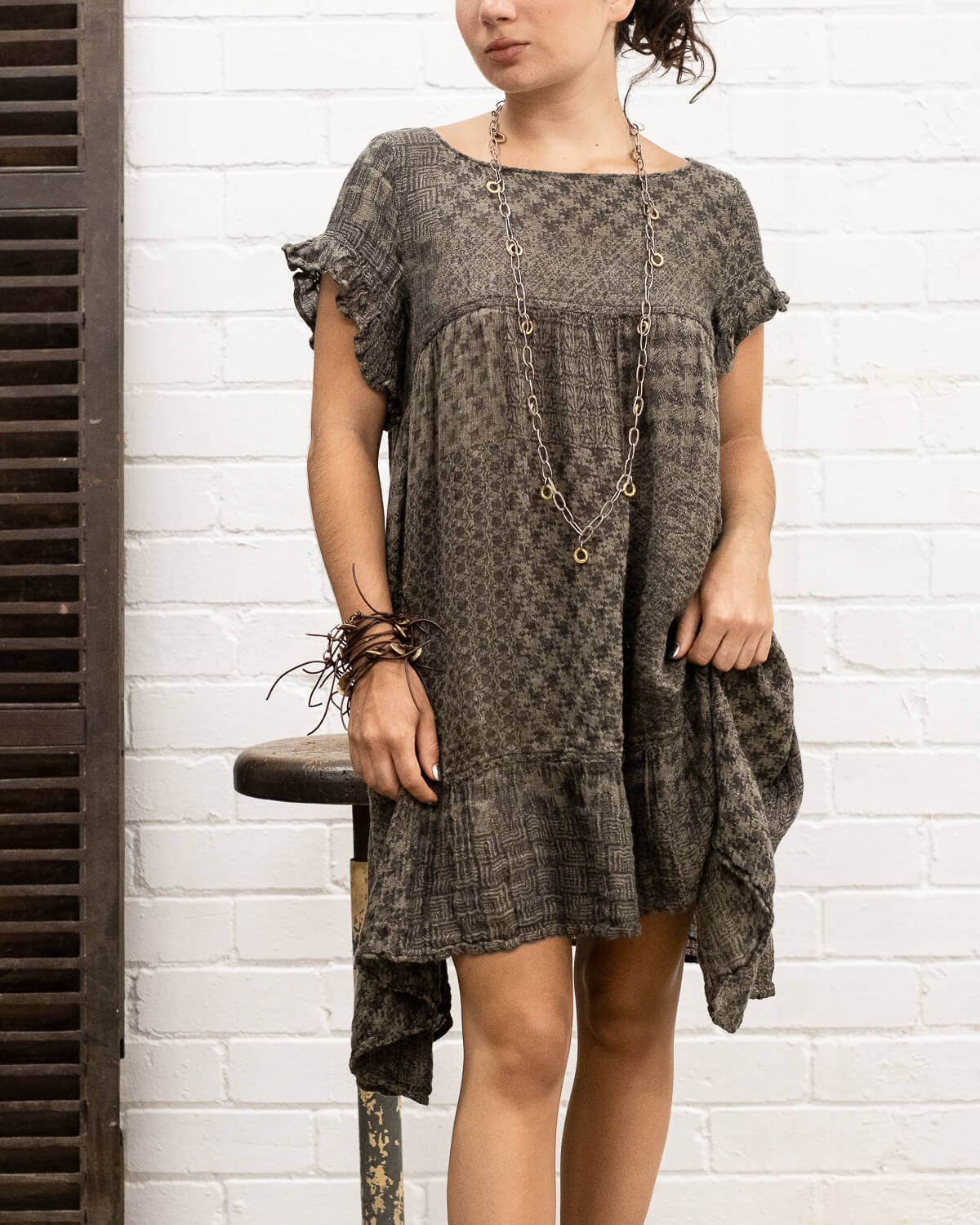 Artisanal Italian linen dress: La Bottega di Brunella Vestito Buffettone in multi-toned dark grey Burdell Nero Fossil.
