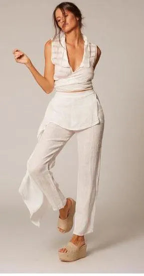 Estilo Emporio Linen Pant Coco worn by model in natural setting LUXAMORE 