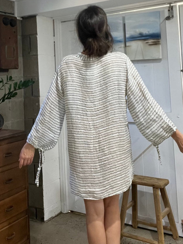Woman Wearing Estilo Emoporio Manta Mini Linen Dress - Dress LUXAMORE