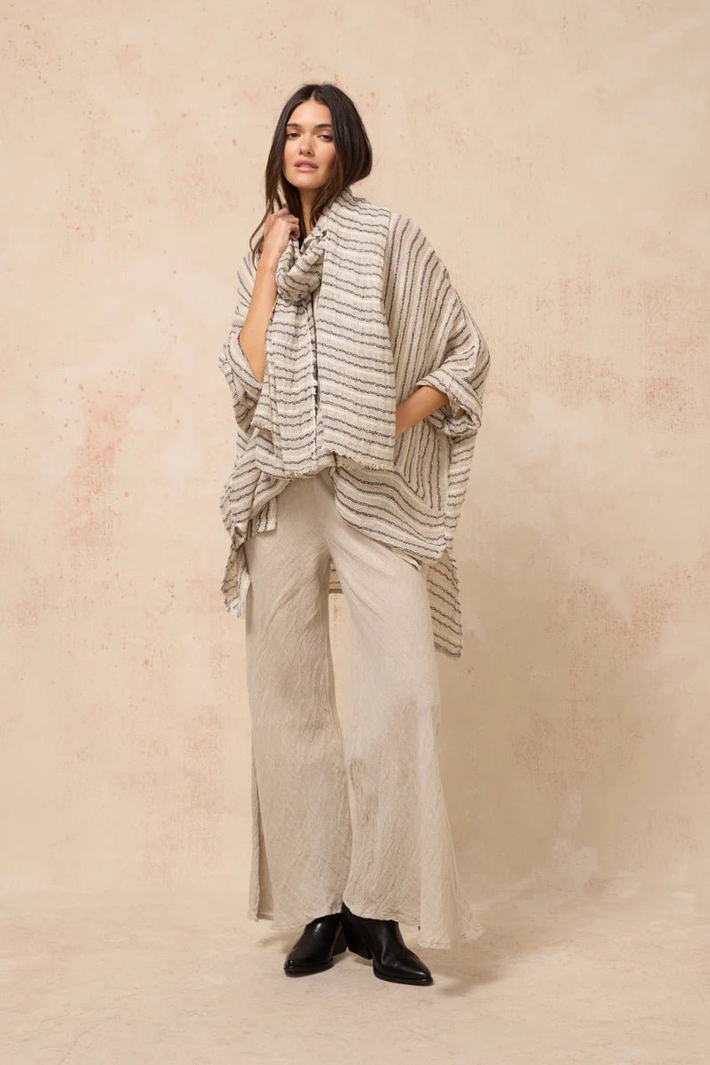 Woman Wearing Estilo Emporio Novo Flare Pant - Brasile Natural - Pants LUXAMORE