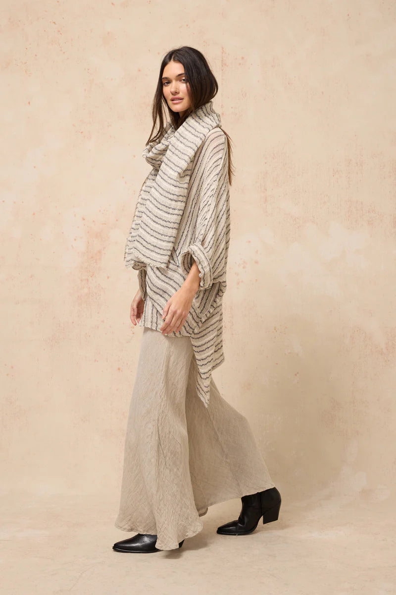 Woman Wearing Estilo Emporio Novo Flare Pant - Brasile Natural - Pants LUXAMORE