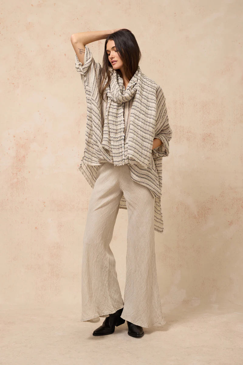 Woman Wearing Estilo Emporio Novo Flare Pant - Brasile Natural - Pants LUXAMORE