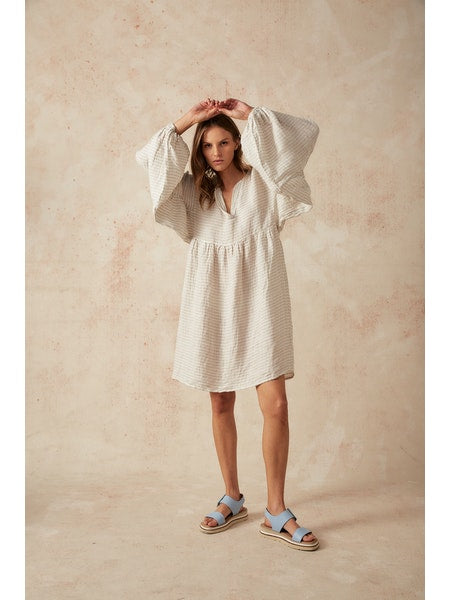 Woman Wearing Estilo Emporio Stella Linen Dress - Binario - Dress LUXAMORE