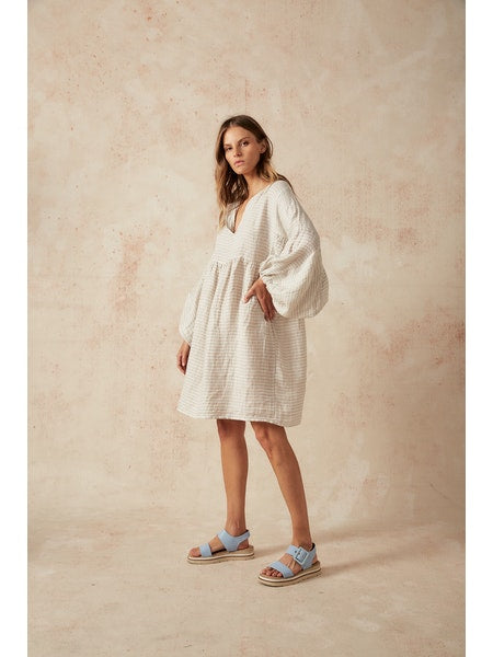 Woman Wearing Estilo Emporio Stella Linen Dress - Lyla - Dress LUXAMORE
